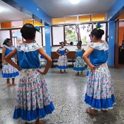 Im Kinderheim „Divina Providencia“ im peruanischen Trujillo, das vom Förderverein Peru der Vinzentinerinnen Hildesheim unterstützt wird, ist Tanz ein zentraler Bestandteil des außerschulischen Programms. Foto: Vinzentinerinnen Hildesheim